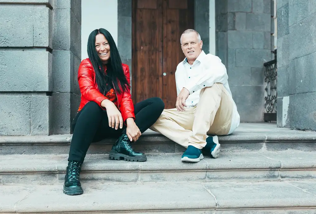 Christopher und Elisabeth sitzend