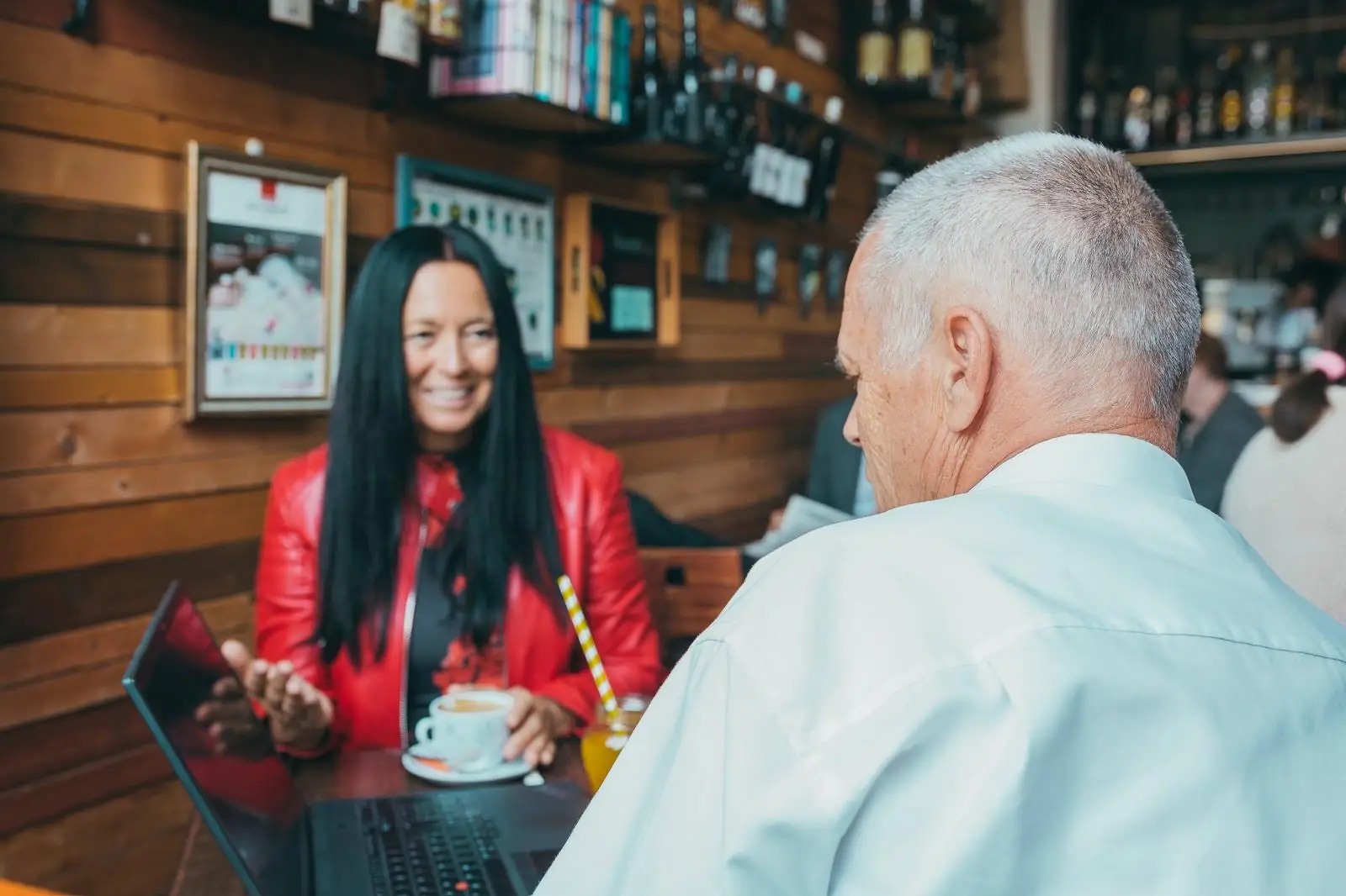 Elisabeth und Christopher vor einem Laptop